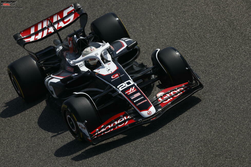 ... punktet Haas mit solider Laufleistung: Hülkenberg und Magnussen kommen für alle drei Testtage auf 441 Runden oder 2.386,692 Kilometer. P2 in dieser Rangliste geht mit 416 Runden an Ferrari vor Red Bull mit 391. Am wenigsten schaffen McLaren mit 328 und Williams mit 299 Runden. Tatsächlich ...