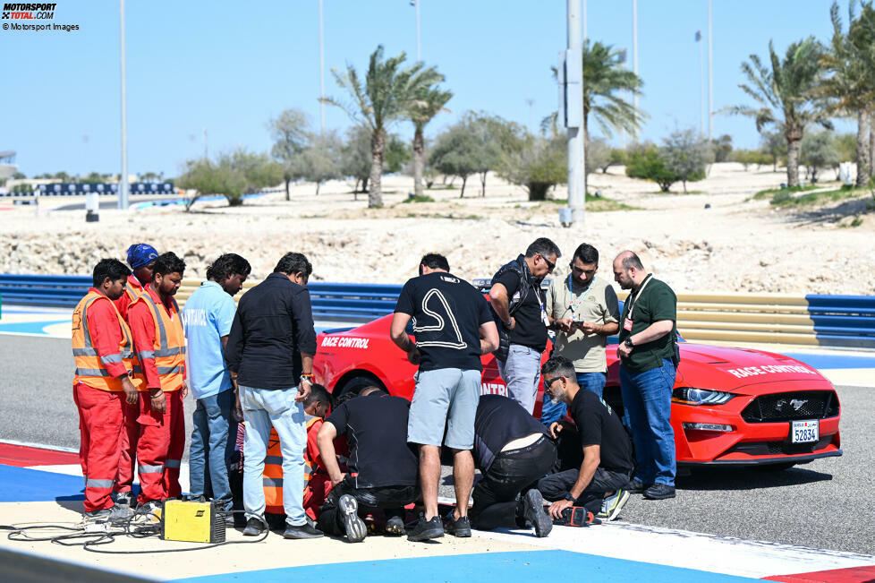 ... ist nach einer Reparaturpause am späten Vormittag wieder befahrbar. Die Formel 1 verlängert kurzerhand die Nachmittagseinheit um eine Stunde, um zumindest einen Teil der verlorenen Zeit aufzuholen. Manche Teams straucheln aber auch aufgrund individueller Probleme, zum Beispiel ...