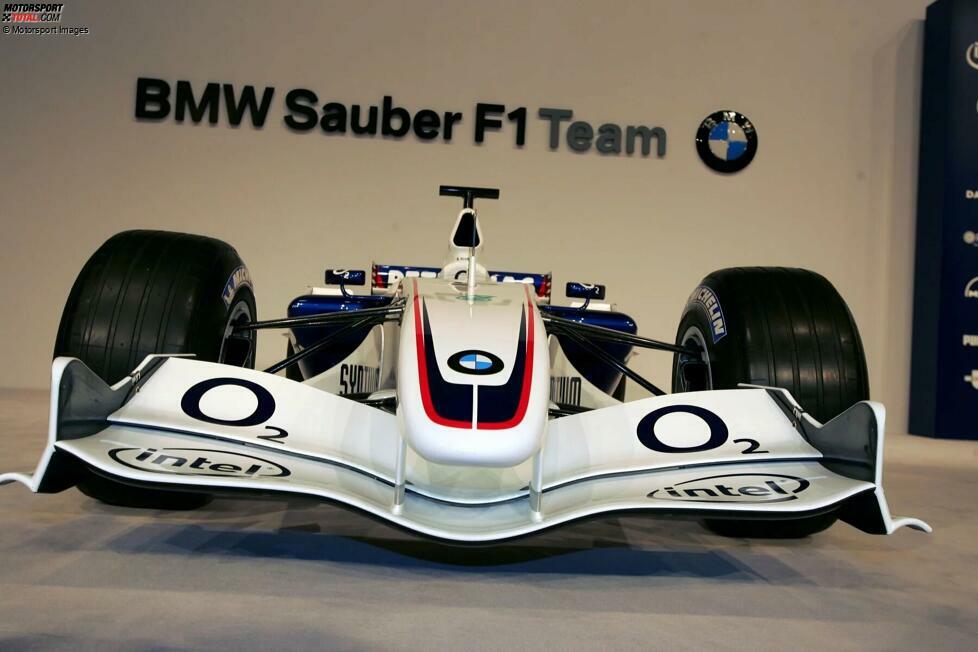 ... kommt 2000 als Motorenhersteller in die Formel 1 und übernimmt 2006 das Privatteam Sauber, um es zum Werksteam zu machen. Nach 2009 aber zieht sich die Marke aus München plötzlich zurück und aus BMW-Sauber wird wieder Sauber, das Privatteam.