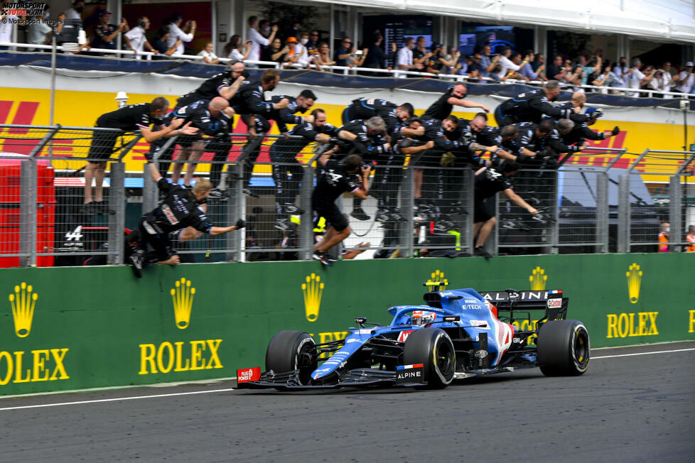 2021: Eine turbulente Startphase spült Alpine-Fahrer Esteban Ocon in Führung beim Ungarn-Grand-Prix. Auch dank Teamkollege Fernando Alonso bringt er diese Führung bis ins Ziel. Es ist ...