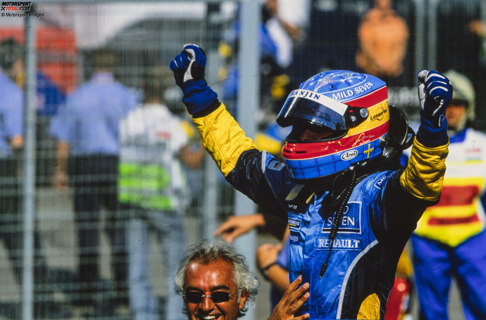... legt damit den Grundstein für seine weitere Karriere bei Renault: 2005 und 2006 wird er mit dem Team Formel-1-Weltmeister und zu einem der erfolgreichsten Fahrer seiner Zeit.