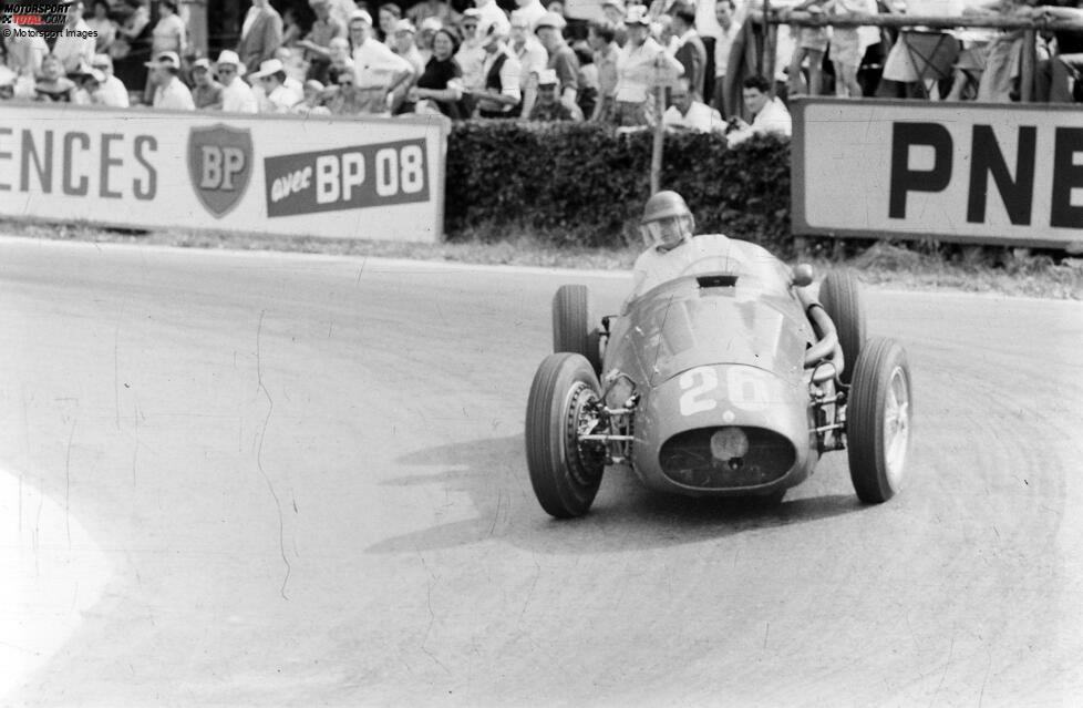 Der Argentinier nimmt eine Sonderrolle ein unter allen Formel-1-Weltmeistern mit vier (oder mehr) WM-Titeln, denn Fangio erreicht vier seiner fünf Gesamtsiege auf unterschiedlichen Marken. 1954 startet er mit Maserati in die Saison und ...