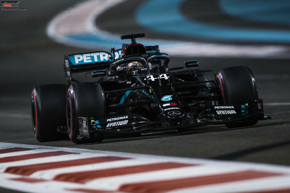 Der Brite ist schon ein dreimaliger Weltmeister, als er sich nach der WM-Niederlage gegen Nico Rosberg 2016 zu vier WM-Titeln in Folge aufschwingt. Diese vier Titel holt Hamilton alle für Mercedes, genau wie schon die zwei davor. Einzig 2008 gewinnt er für ein anderes Team die Formel-1-Gesamtwertung: McLaren.