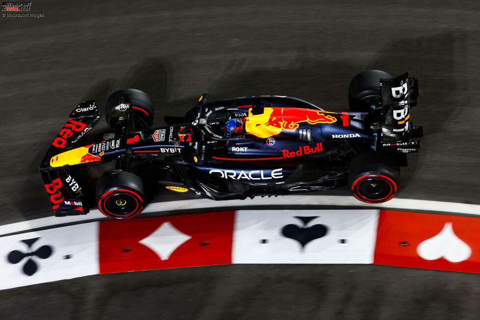 Der Niederländer erzielt seine WM-Titel allesamt für Red Bull, den ersten fünf Jahre nach seinem ersten Grand-Prix-Sieg. Schon damals ist Max Verstappen ein Red-Bull-Fahrer.