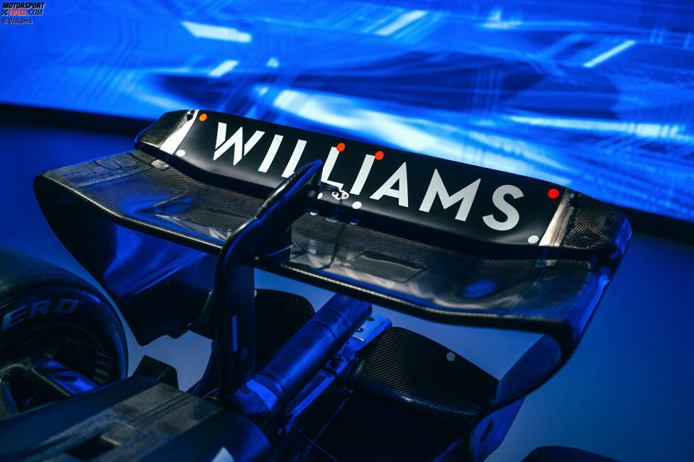Bei allen Änderungen aber bleibt es bei der historischen Fahrzeug-Bezeichnung: FW steht für Frank Williams, den Teamgründer und langjährigen Teamchef. Er ist zwar bereits verstorben und die Familie Williams aus dem Team ausgeschieden, aber an der Namenstradition hält man bei Williams weiter fest.
