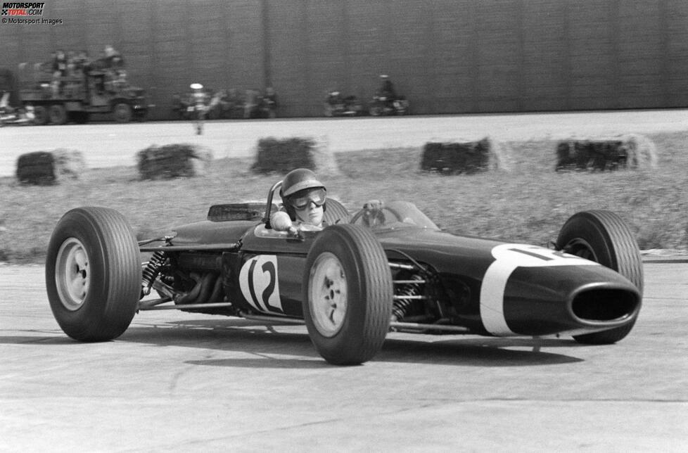 Jochen Rindt gibt 1964 beim Österreich-Grand-Prix in Zeltweg sein Formel-1-Debüt in einem Brabham BT11, aber er fällt mit technischen Problemen aus. Auf seinen zweiten Start muss er eine Weile warten, erst ...