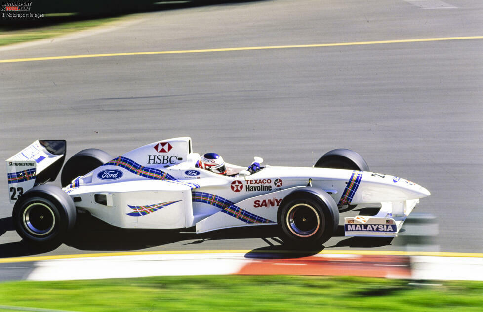 ... geht er als Stammfahrer für das neue Stewart-Team beim Saisonauftakt 1997 in Melbourne an den Start, dann im SF1 des Rennstalls.