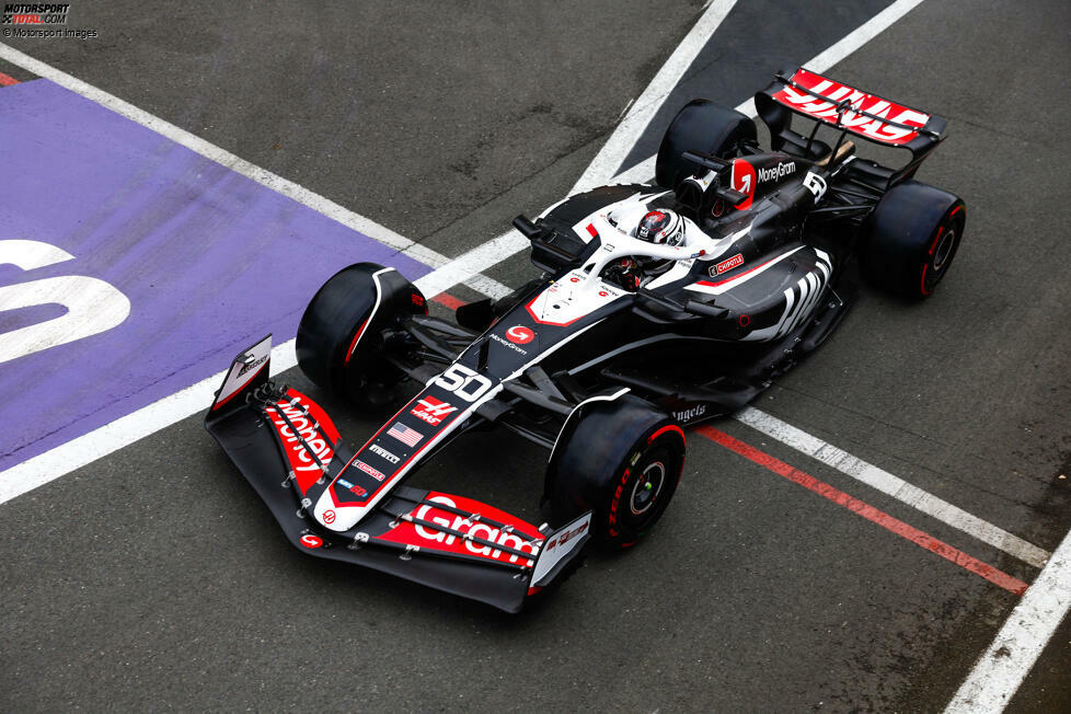... in der Formel 1 sitzt Bearman für Haas im VF-24, und das beim Aserbaidschan-Grand-Prix in Baku. Der Grund dieses Mal: Haas-Stammfahrer Kevin Magnussen ist gesperrt, das Team braucht Ersatz. Bearman schlägt sich wieder gut und erzielt mit P10 einen weiteren Punkt.