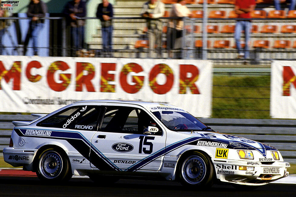 Ford Sierra XR4 Ti (1985 - 1988): 1985 steigt Ford werksseitig mit dem Sierra XR4 Ti ein, der mit einem 2,3-Liter-Turbomotor ausgestattet ist. Klaus Niedzwiedz siegt damit gleich bei der Premiere auf der Berliner Avus, Klaus Ludwig feiert zu Saisonende drei Siege. Ford avanciert auf Anhieb zur stärksten Marke, zudem hat man ...