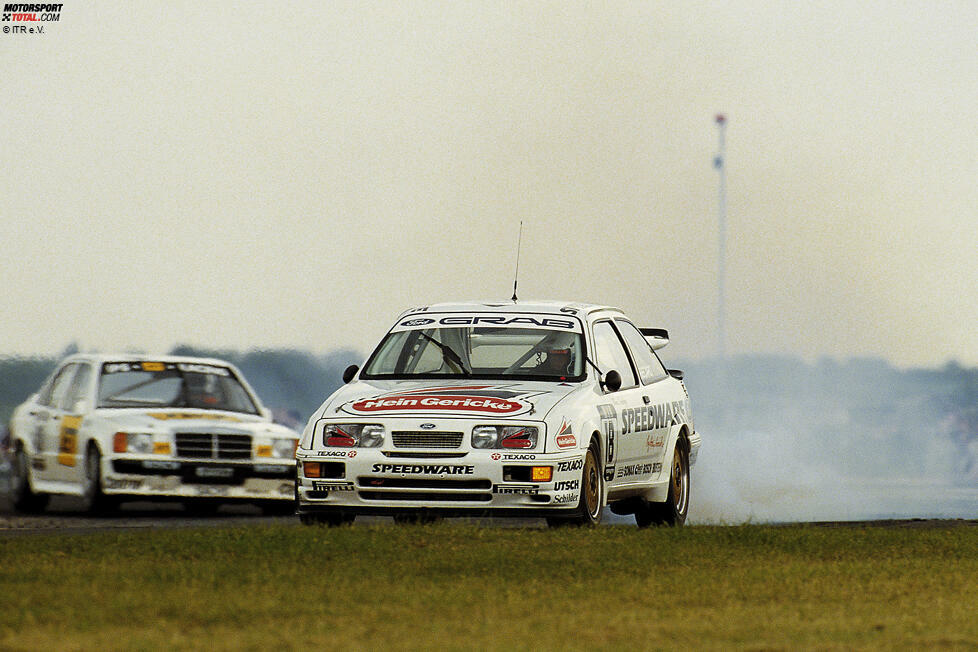 ... schlägt die große Stunde von Klaus Ludwig. Dem Ford-Werksfahrer gelingen fünf Saisonsiege, er holt den ersten Titel. Für Ford ist es der bislang einzige Titel in der DTM, denn Niedzwiedz wird 1989 knapp Vizemeister. Insgesamt gelingen mit dem 