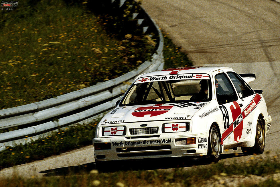 Ford Sierra RS500 Cosworth (1987 - 1989): 1987 legt Ford nach und setzt mit dem noch stärkeren Sierra RS500 Cosworth, der mitten in der Saison debütiert, im Tourenwagensport neue Maßstäbe. 1987 ist Manuel Reuter auf Titelkurs, scheitert aber am Ende wegen eines geplatzten Reifens. Ein Jahr später ...
