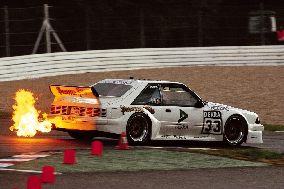 Ford steigt 2025 mit dem Mustang in die DTM ein. Aber nicht alle wissen, dass der US-Hersteller eine große DTM-Tradition hat - und sogar schon einmal den Titel holte!