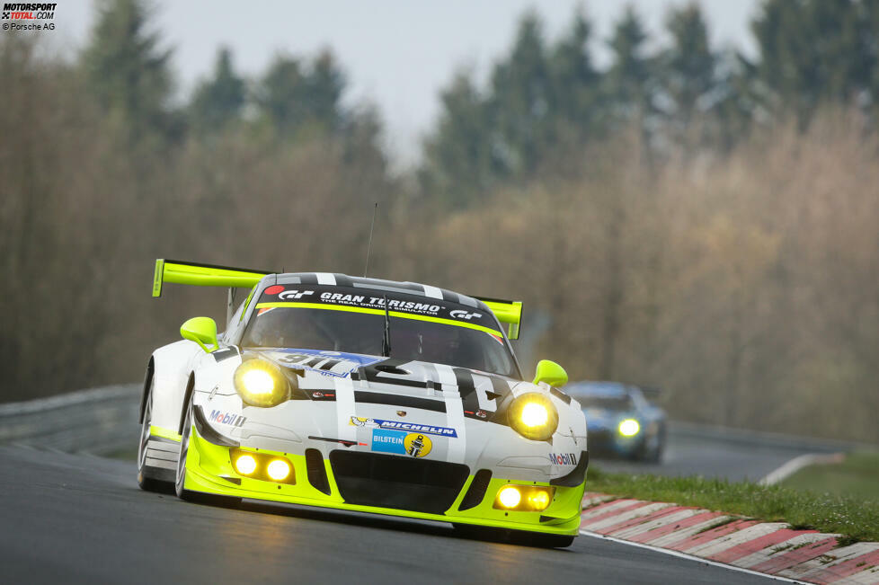 Erst 2016 kehrte Porsche mit einem Werkseinsatz auf die Nordschleife zurück - damals allerdings noch in Porsche-Farben, die aus der WEC bekannt waren. Schon damals war die knallgelben Details am 911er aber nicht zu übersehen.