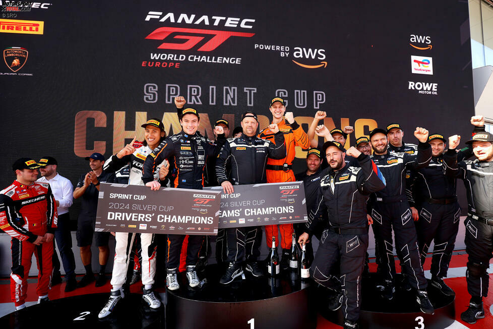 Calan Williams (WRT-BMW) freut sich über den Gewinn der Silber-Fahrerwertung im Sprint-Cup. Der Brite wurde von wechselnden Teamkollegen unterstützt, weshalb er alleiniger Gesamtsieger in der Silber-Kategorie ist.