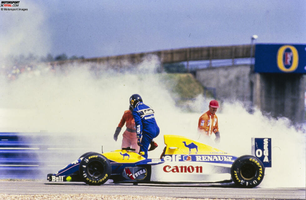 Silverstone 1993: Weltmeister-Sohn Damon Hill ist für Williams auf dem Weg zum Heimsieg, als ihn nach 41 Runden ein Motorschaden stoppt. Teamkollege Alain Prost staubt ab - und entschuldigt sich bei den englischen Fans. Die aber haben ...