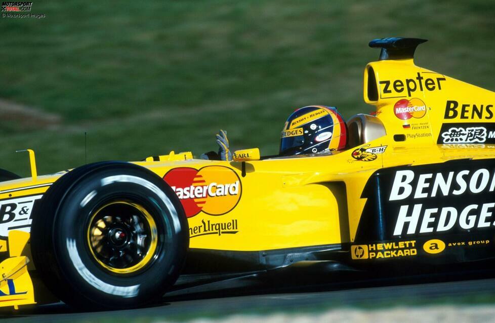 ... Jordan-Fahrer Heinz-Harald Frentzen bringt die Führung von der Poleposition kommend nicht über die Distanz, weil ihn ein Elektronikdefekt mattsetzt. Und ...
