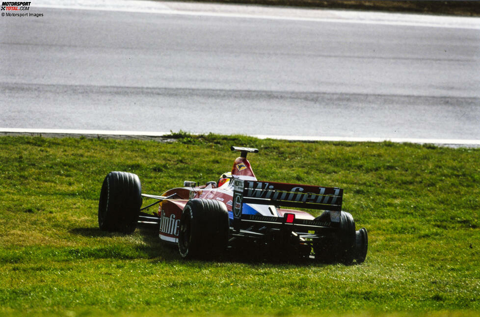 ... Ralf Schumacher verpasst den Heimsieg ebenfalls, nachdem ihn ein Reifenschaden die Führung und viel Zeit kostet. Am Ende wird er noch Vierter - und holt sich 2001, dann in Hockenheim, den Sieg beim Deutschland-Grand-Prix!
