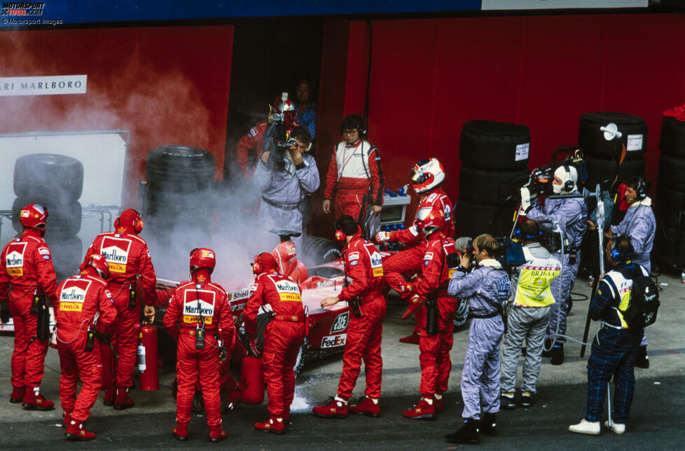 Sao Paulo 2000: Rubens Barrichello führt im Ferrari kurzzeitig den Brasilien-Grand-Prix an. Doch nach der ersten Serie an Boxenstopps geht alles schief: Ein Hydraulikdefekt zwingt ihn zur Aufgabe, das Feuer wird schnell gelöscht. Und es bleibt herzzerreißend für Barrichello, denn ...