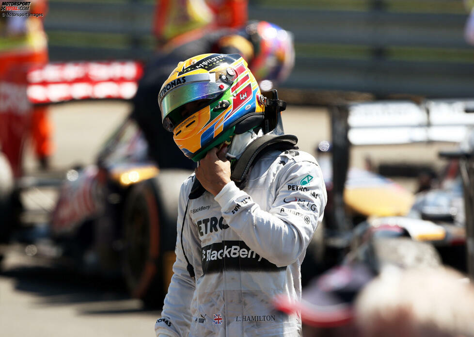 ... Hamilton nach einem Notstopp nach hinten durchgereicht wird. Der mögliche erste Mercedes-Sieg ist dahin, aber Hamilton startet eine Aufholjagd und rettet noch P4 ins Ziel. 2024 gewinnt er zum bereits neunten Mal in Silverstone - Rekord!