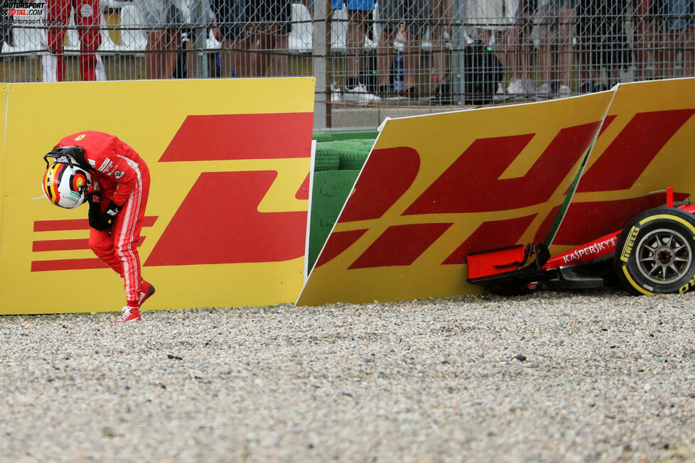 Völlig geknickt macht sich Vettel anschließend auf den Weg ins Fahrerlager. Denn ausgerechnet sein WM-Rivale Lewis Hamilton 