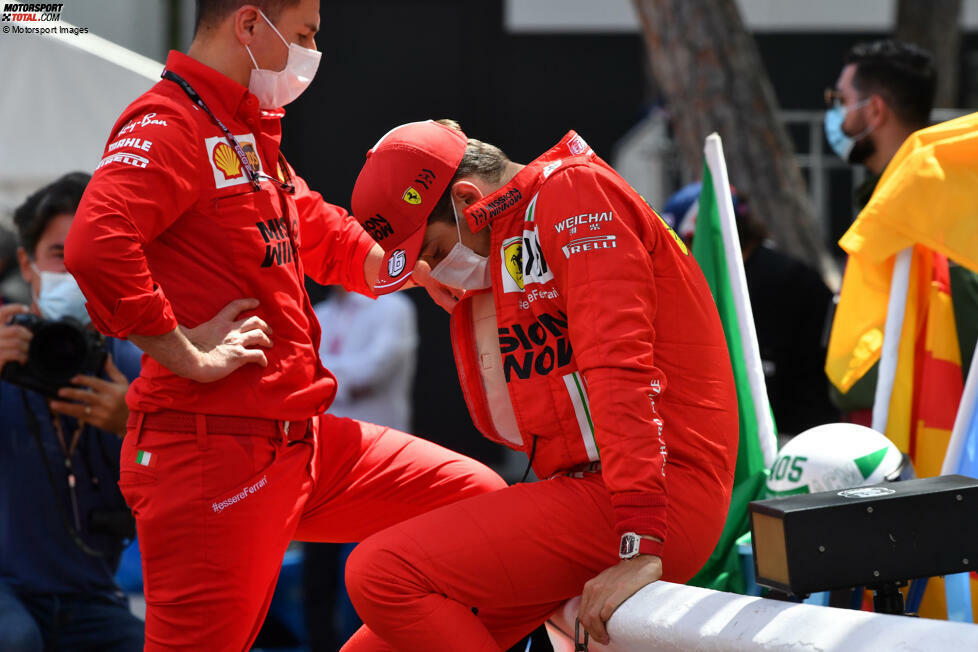... am Rennsonntag hält der Ferrari nicht mal den Weg bis in die Startaufstellung durch: Leclerc bleibt mit defekter Antriebswelle liegen, die Poleposition und der mögliche Heimsieg sind futsch. Aber: 2024 gewinnt der Monegasse endlich in Monaco!