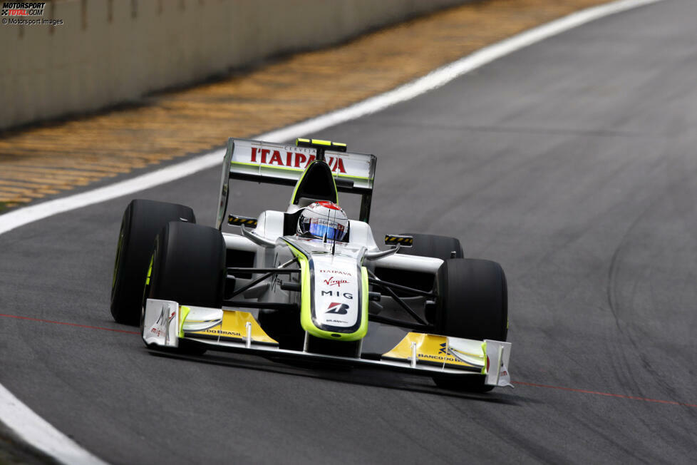 ... folgt 2009 die nächste Chance: Barrichello stellt seinen Brawn auf Poleposition und wittert die Gelegenheit, seine WM-Hoffnungen gegen Jenson Button aufrechtzuerhalten. Der Speed aber passt nicht, ein Reifenschaden kommt dazu: Barrichello verpasst den Heimsieg erneut und muss obendrein Button zum Titel gratulieren!