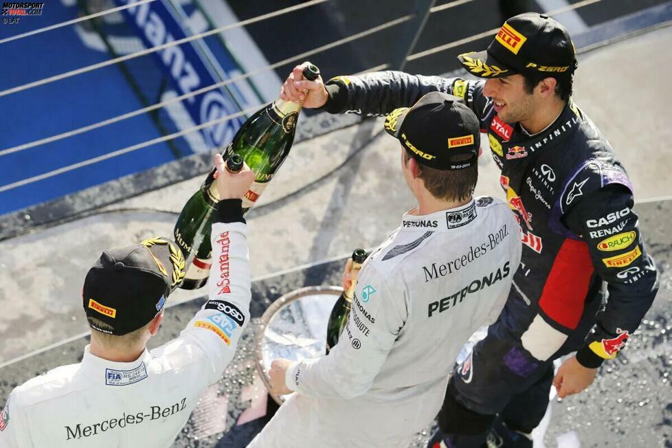 Das erste Podium der neuen Ära bestand ursprünglich aus Nico Rosberg, Daniel Ricciardo und Kevin Magnussen. Allerdings wurde der Red-Bull-Pilot später disqualifiziert, weshalb Jenson Button nachträglich Dritter wurde. Das erste Doppelpodium der Hybridära holte damit nicht das Mercedes-Werksteam, sondern Kundenteam McLaren!