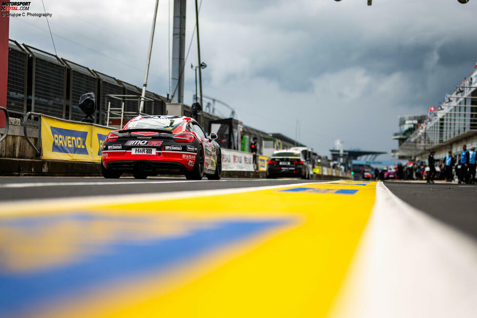 Ulrich Korn, Tobias Korn, Daniel Korn und Klaus Faßbender kämpfen sich mit dem Porsche Cayman #444 von Adrenalin zum V5-Klassenerfolg.