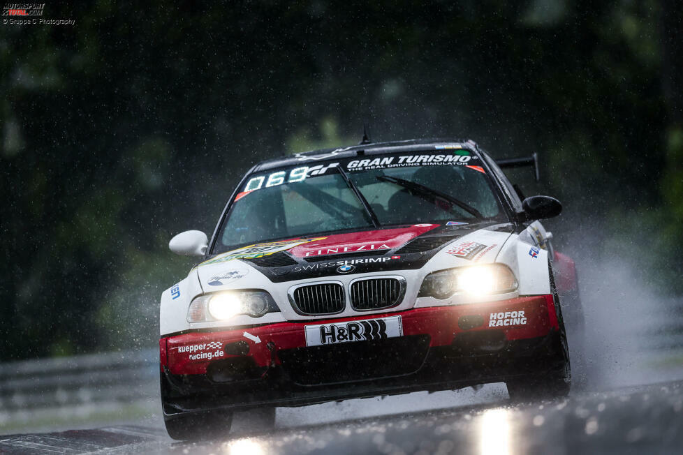 Michael Kroll, Chantal Prinz, Alexander Prinz und Thomas Mühlenz fahren mit dem Hofor-BMW #207 zum Klassensieg in der SP6.