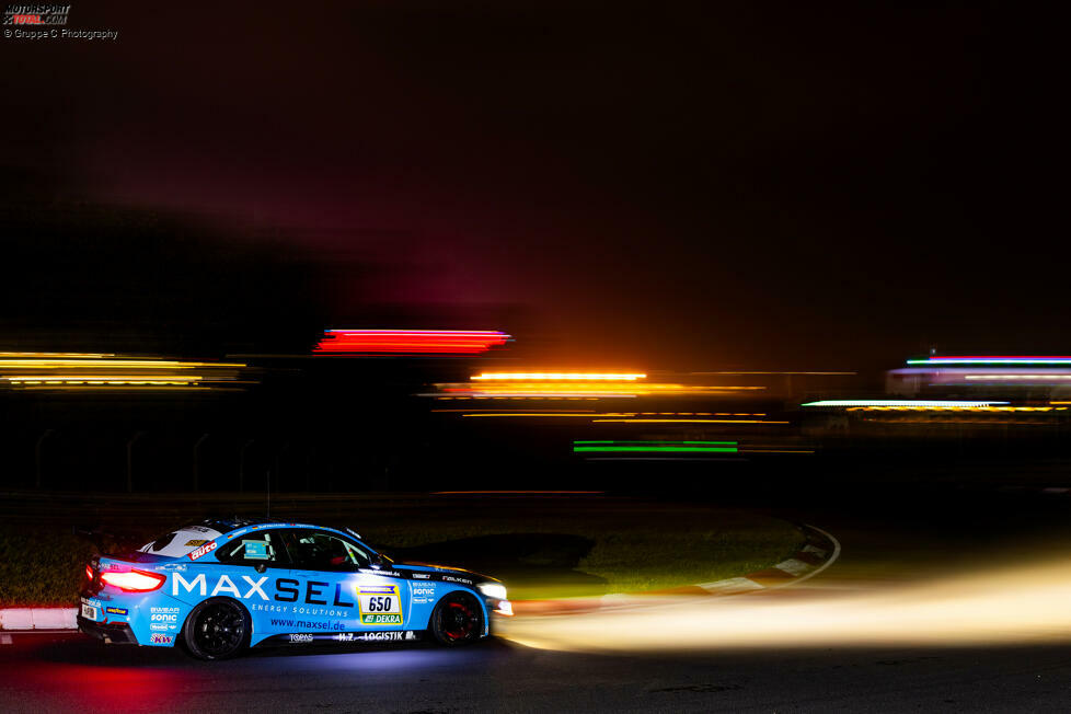 In der BMW-240i-Cup-Klasse gewinnen Sven Markert, Ranko Mijatovic, Philipp Stahlschmidt und Nick Deißler im BMW M240i Racing Cup #650 von Adrenalin.