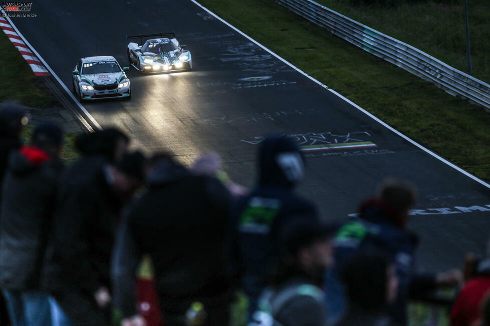 In der VT2-Klasse für heck- und frontgetriebene Fahrzeuge dürfen sich Piet-Jan Ooms, Hans Joachim Theiß, Mathias Baar und Yutaka Seki im Sorg-BMW 330i mit der Startnummer 504 über den Klassensieg freuen.
