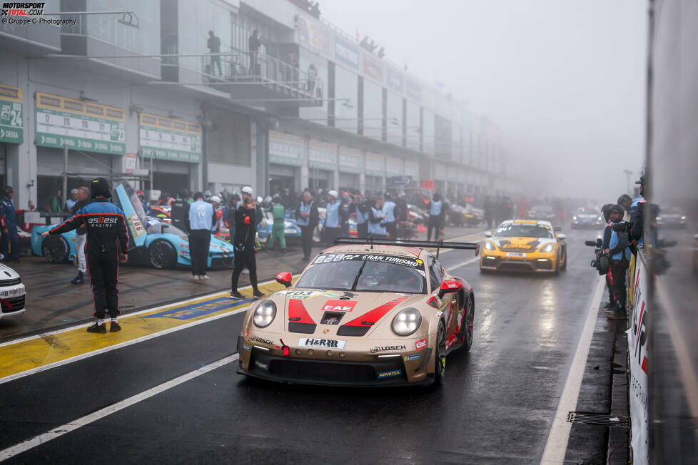 Die hart umkämpfte Cup2-Klasse wird von Mustafa Mehmet Kaya, Gabriele Piana, Tim Scheerbarth und Mike Stursberg im Black-Falcon-Porsche #103 gewonnen.