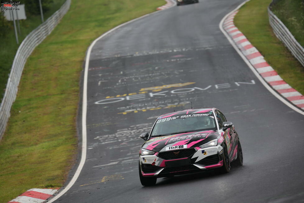 Der Cupra Leon von Jung setzt sich gegen den starken Hyundai durch: Lars Füting, Teamchef Tobias Jung, Tim Robertz und Marcel Unland feiern im Cupra Leon #495 den Klassensieg in der VT2-Klasse für frontgetriebene Fahrzeuge.