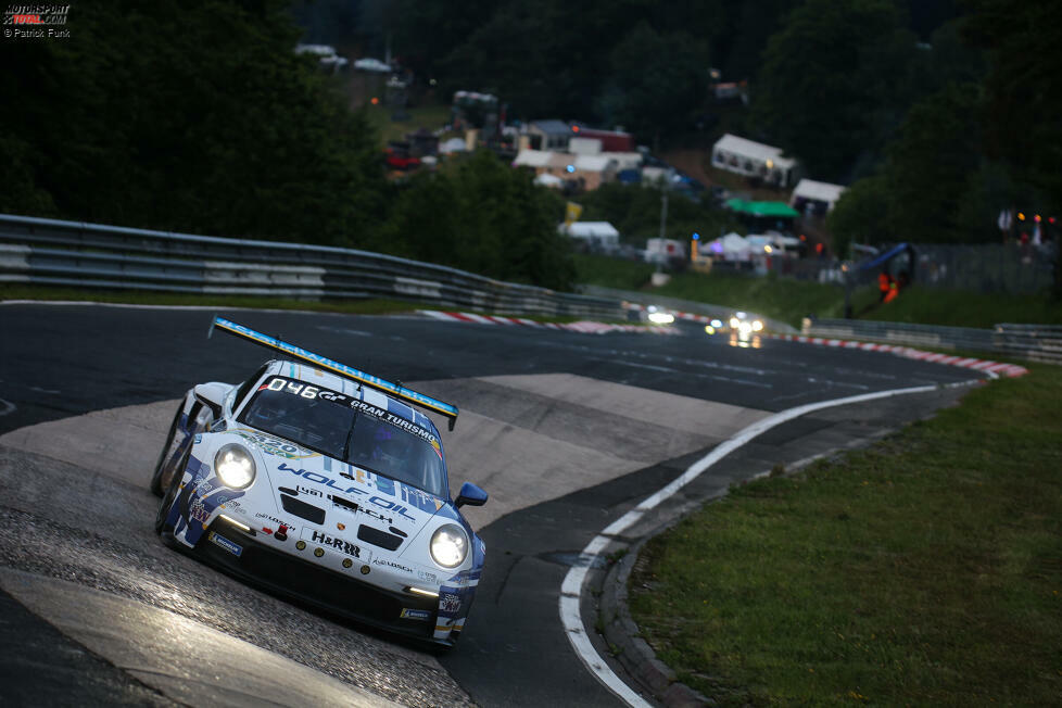 Rapper Smudo holt gemeinsam mit seinen Teamkollegen Michelle Halder, Henrik Bollerslev und Thomas von Löwis of Menar den Klassensieg in der AT2-Klasse. Das Quartett war im Four-Motors-Porsche 911 GT3 Cup #320 am Start.