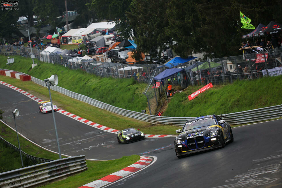 Vor 240.000 Fans (am Wochenende) feiern Maxime Oosten, Nick Wüstenhagen, Nick Hancke und Lorenz Philipp Stegmann im BMW M4 GT4 #188 von FK Performance den Klassensieg in der SP10 für GT4-Boliden.