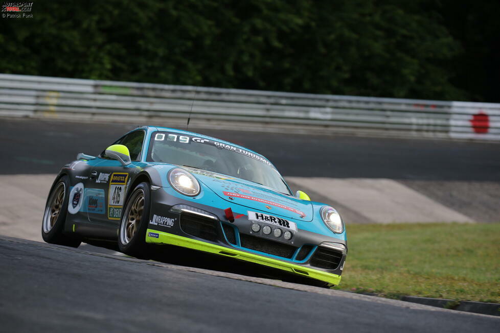 In der V6-Klasse belegen Sebastian Rings, Andreas Schaflitzl, John Lee Schambony und Yann Munhowen im Porsche 911 Carrera #416 den ersten Platz.