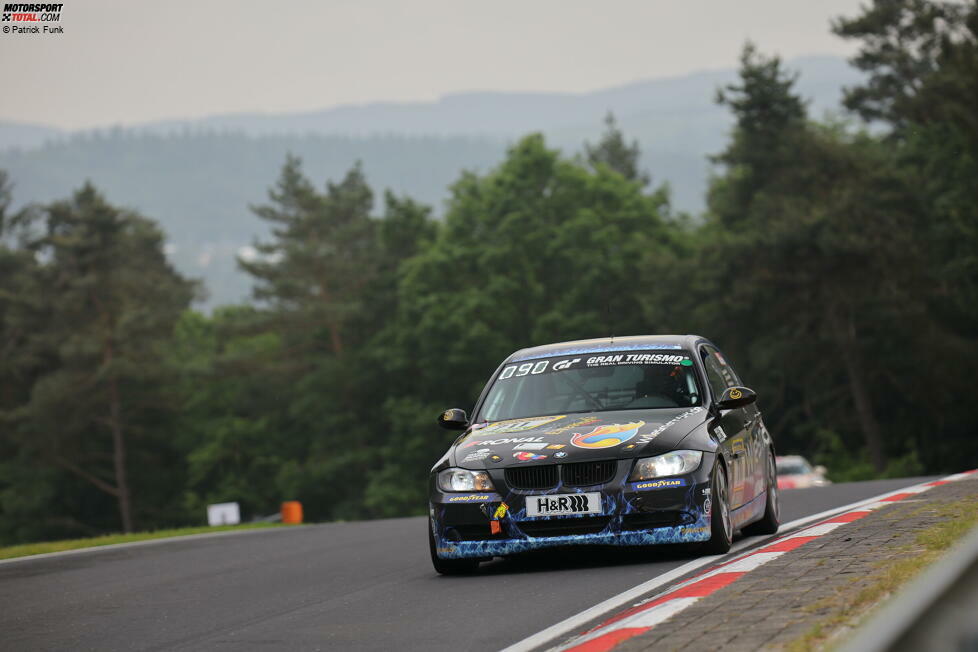 Desiree Müller, Tim Lukas Müller, Henning Hausmeier und Michael Fischer überzeugen im BMW 325i #711 und sichern sich dank einer fehlerlosen Leistung den Klassensieg in der V4.