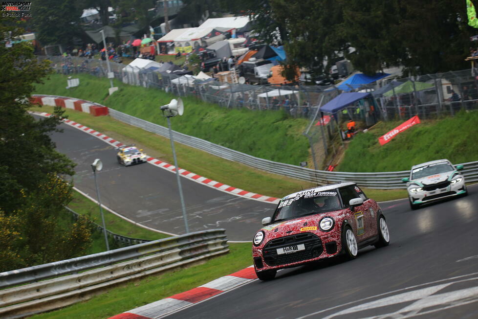 Eine erfolgreiche Premiere: Das Bulldog-Quartett Charles Cooper, Markus Fischer, Christoph Kragenings und Sebastian Sauerbrei kämpfen sich im brandneuen MINI John Cooper Works Pro #317, der offiziell erst im Herbst 2024 präsentiert wird, zum SP3T-Klassensieg.