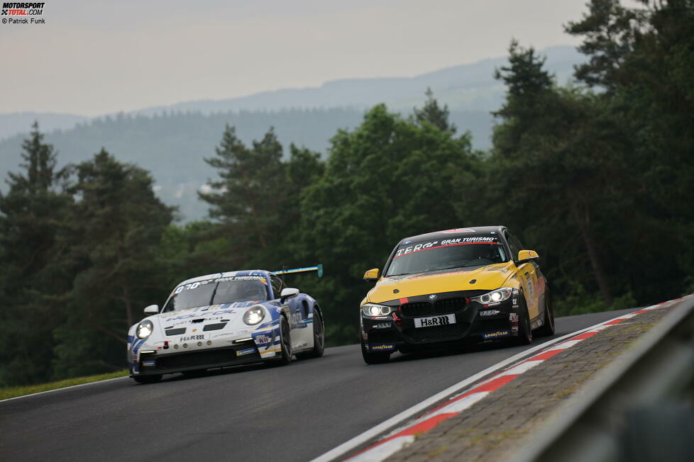 Das Keeevin-Quartett Serge van Vooren, Jörg Schönfelder, Meik ter Haar und Guido Wirtz fährt mit dem BMW 335i #599 zum VT3-Klassensieg.