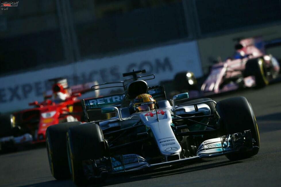 Pech hatte auch Lewis Hamilton 2017 in Baku: An seinem Mercedes löste sich während der Fahrt die Kopfstütze. Der Brite musste daraufhin auf Anweisung der Rennleitung aus Sicherheitsgründen einen zusätzlichen Boxenstopp einlegen, um diese wieder befestigen zu lassen, was ihn um den fast schon sicheren Sieg brachte.