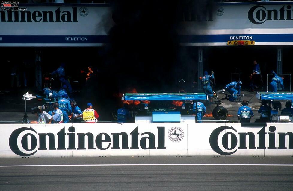 Noch deutlich unangenehmer wurde es 1994 für Jos Verstappen. Der Vater von Max saß hilflos im Cockpit, als sein Benetton beim Nachtanken während eines Boxenstopps in Brand geriet. Glücklicherweise kam der Niederländer ohne schlimmere Verletzungen davon und saß bereits einige Tage später wieder im Auto.