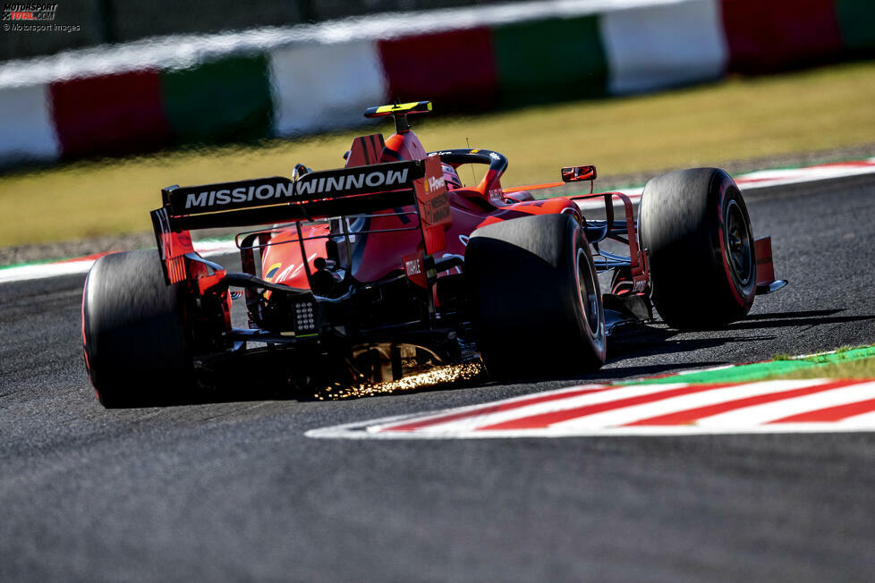 Zwei Jahre später löste sich bei Charles Leclerc in Suzuka nach einer Berührung mit Max Verstappen nicht die Kopfstütze, dafür aber ein Spiegel. Der Ferrari-Pilot hielt diesen daraufhin fest und fuhr also zwischenzeitlich einhändig weiter! Eine Aktion, die man auch nicht unbedingt nachmachen sollte ...