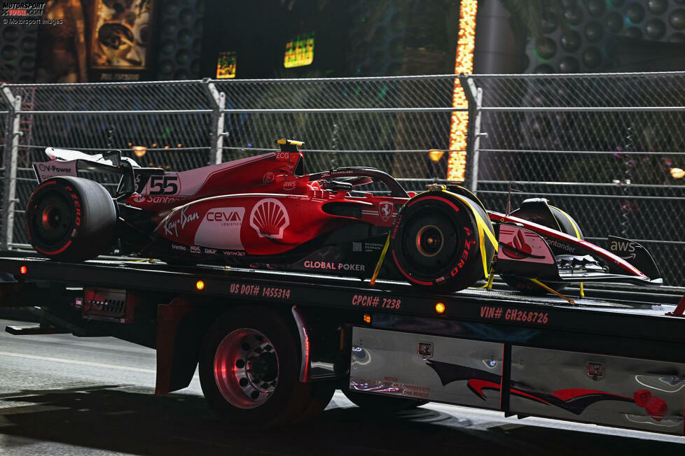 Grundsätzlich ist das Cockpit der sicherste Bereich des Autos. Umso angsteinflößender ist es da, wenn plötzlich ein Loch im Cockpit ist! Carlos Sainz passierte das 2023 beim Training in Las Vegas, als sein Auto von unten von einem Kanaldeckel durchschlagen wurde. Glücklicherweise blieb der Spanier bei dem Zwischenfall unverletzt.