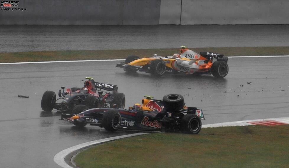 2007 in Japan fuhr Red-Bull-Pilot Mark Webber mit einer Lebensmittelvergiftung und musste sich ebenfalls während der Fahrt übergeben. Doppeltes Pech für den Australier: Die Qualen zahlten sich noch nicht einmal aus, denn er wurde auf Platz zwei liegend von Sebastian Vettel abgeräumt.
