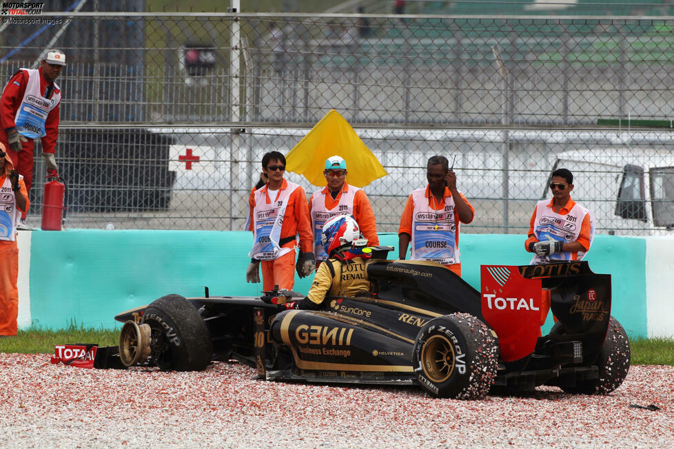 Und noch einmal Renault: 2011 später fuhr Witali Petrow beim Großen Preis von Malaysia neben der Strecke so heftig über eine Bodenwelle, dass die Lenksäule brach und sich das Lenkrad löste. Der Russe hatte so plötzlich das Lenkrad lose in der Hand, während das Auto noch fuhr! Glücklicherweise konnte er ohne einen Crash anhalten.
