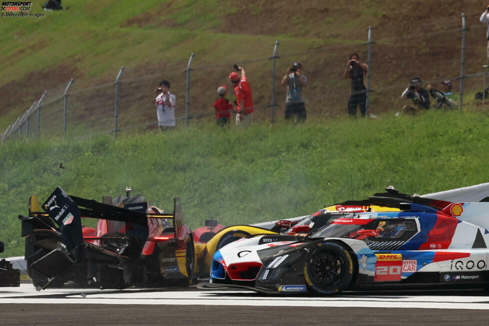 ...und räumt den Ferrari #51 von Antonio Giovinazzi ab, der  wiederum den hier nicht im Bild zu sehenden Alpine #35 von Ferdinand Habsburg in einen Dreher zwingt. Der Porsche #5 verliert seine Heckpartie. Rene Rast im BMW #20 weicht aus, doch Trümmerteile beschädigen auch seinen BMW M Hybrid V8.