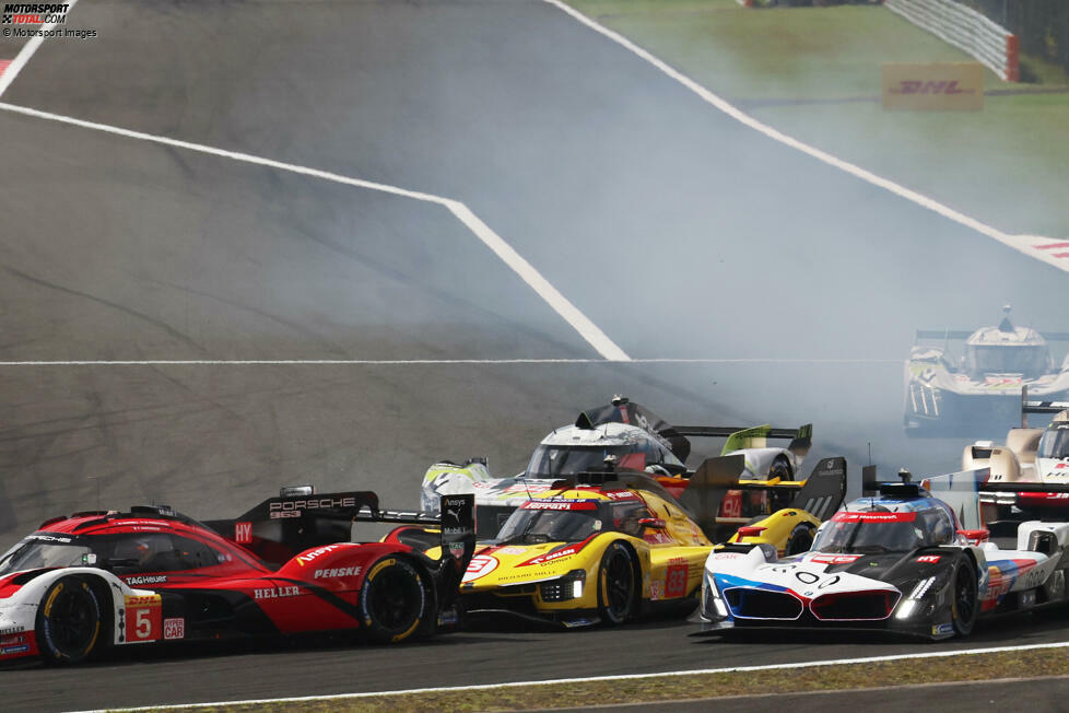 Der Ferrari ist außer Kontrolle und kracht in den Porsche #5 von Frederic Makowiecki. Dieser wird nun zum Spielball...