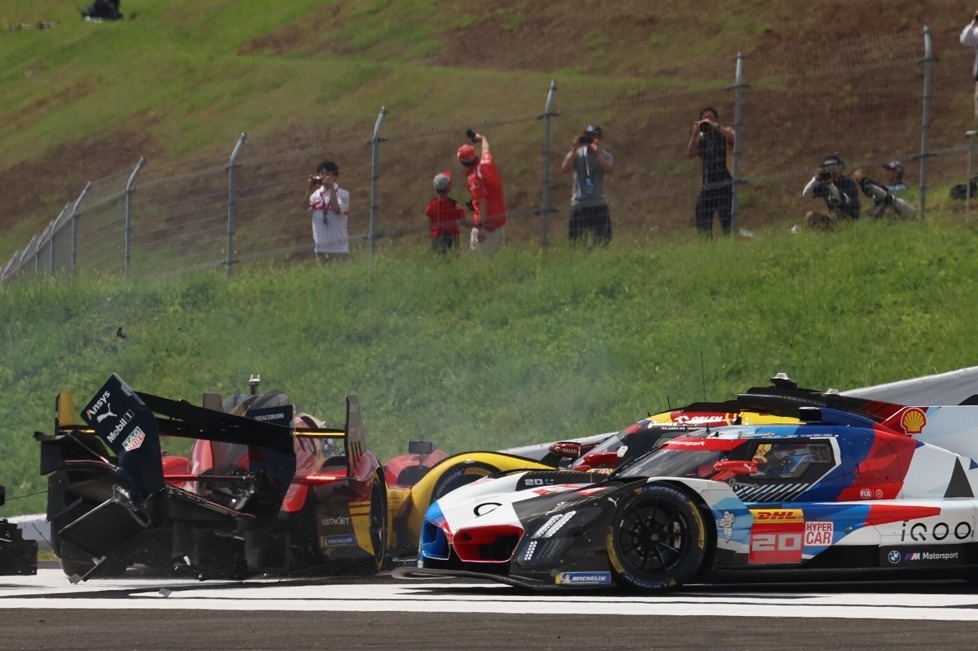 Robert Kubica verbremst sich zu Beginn der 6 Stunden von Fuji und löst eine Kettenreaktion aus, in die vier weitere Fahrzeuge verwickelt werden