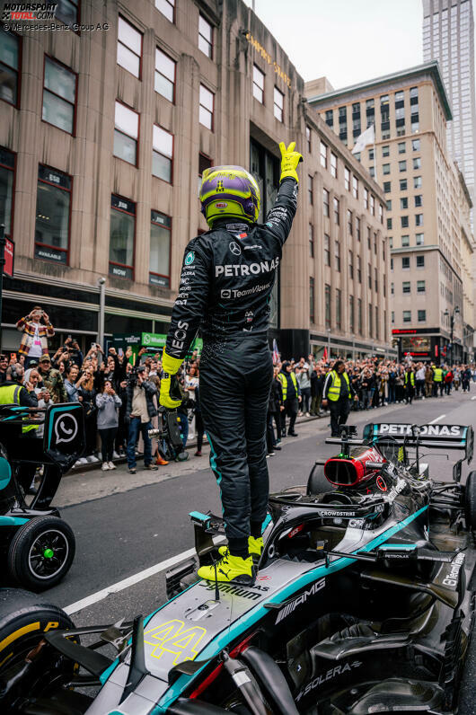 Hamiltons Demorun lockt zahlreiche Fans an, die die Fifth Avenue säumen, um den siebenfachen Weltmeister anzufeuern.