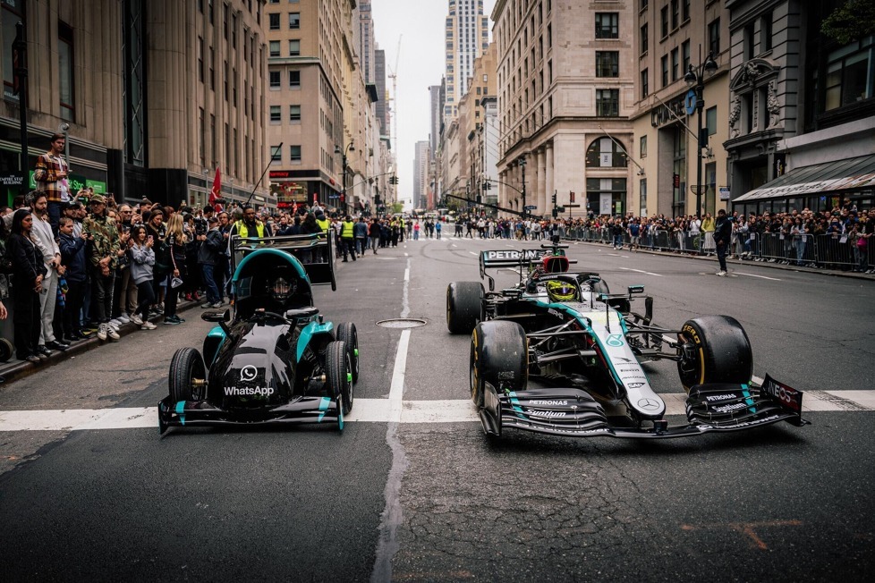 Anlässlich eines eigenen Rennwagen-Emojis bei WhatsApp entert Mercedes mit Lewis Hamilton die Fifth Avenue in New York City für einen Demorun. Hier gibt's die Bilder dazu.